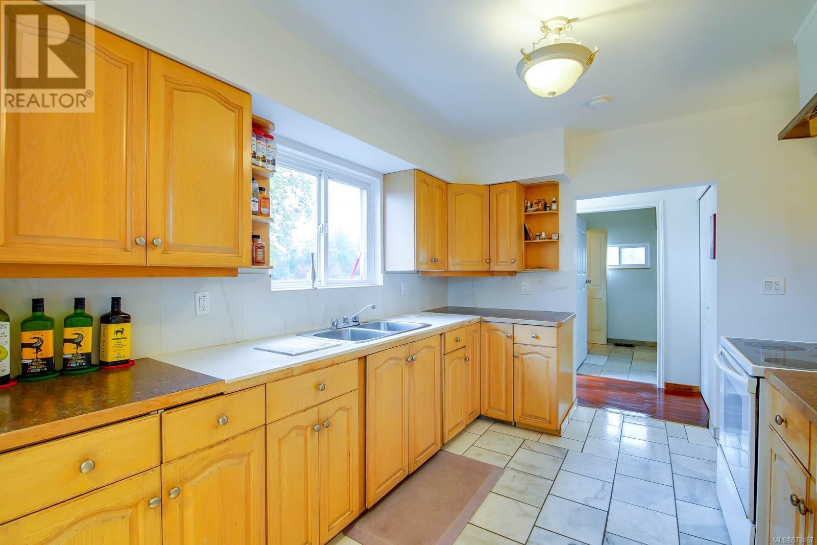 4692 Margaret St Property Photo 6