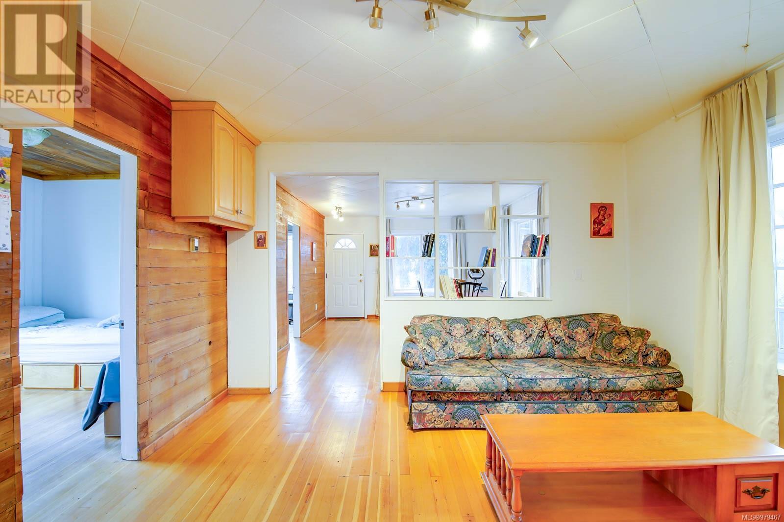 4692 Margaret St Property Photo 8