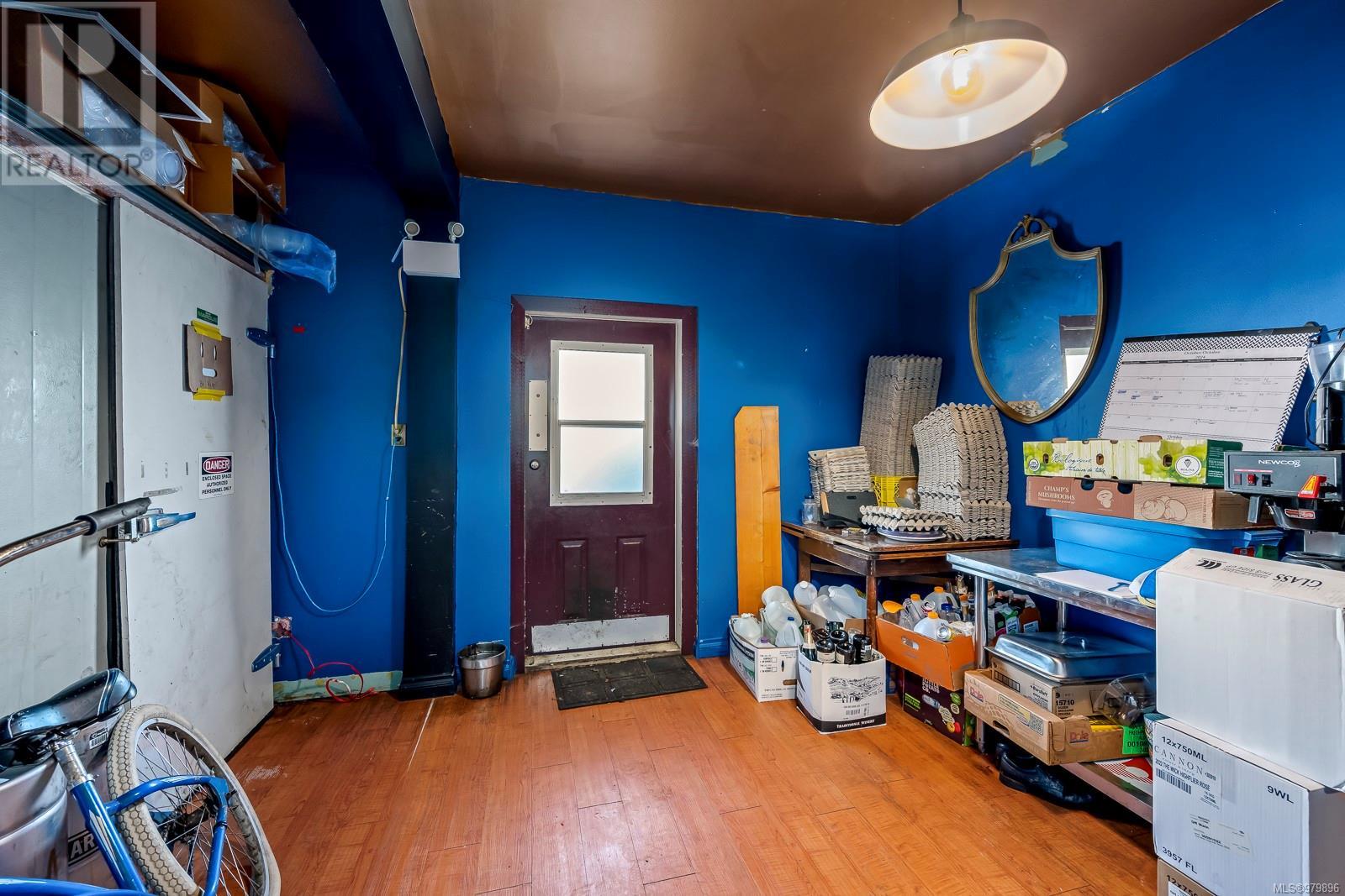 355 4th St Property Photo 17