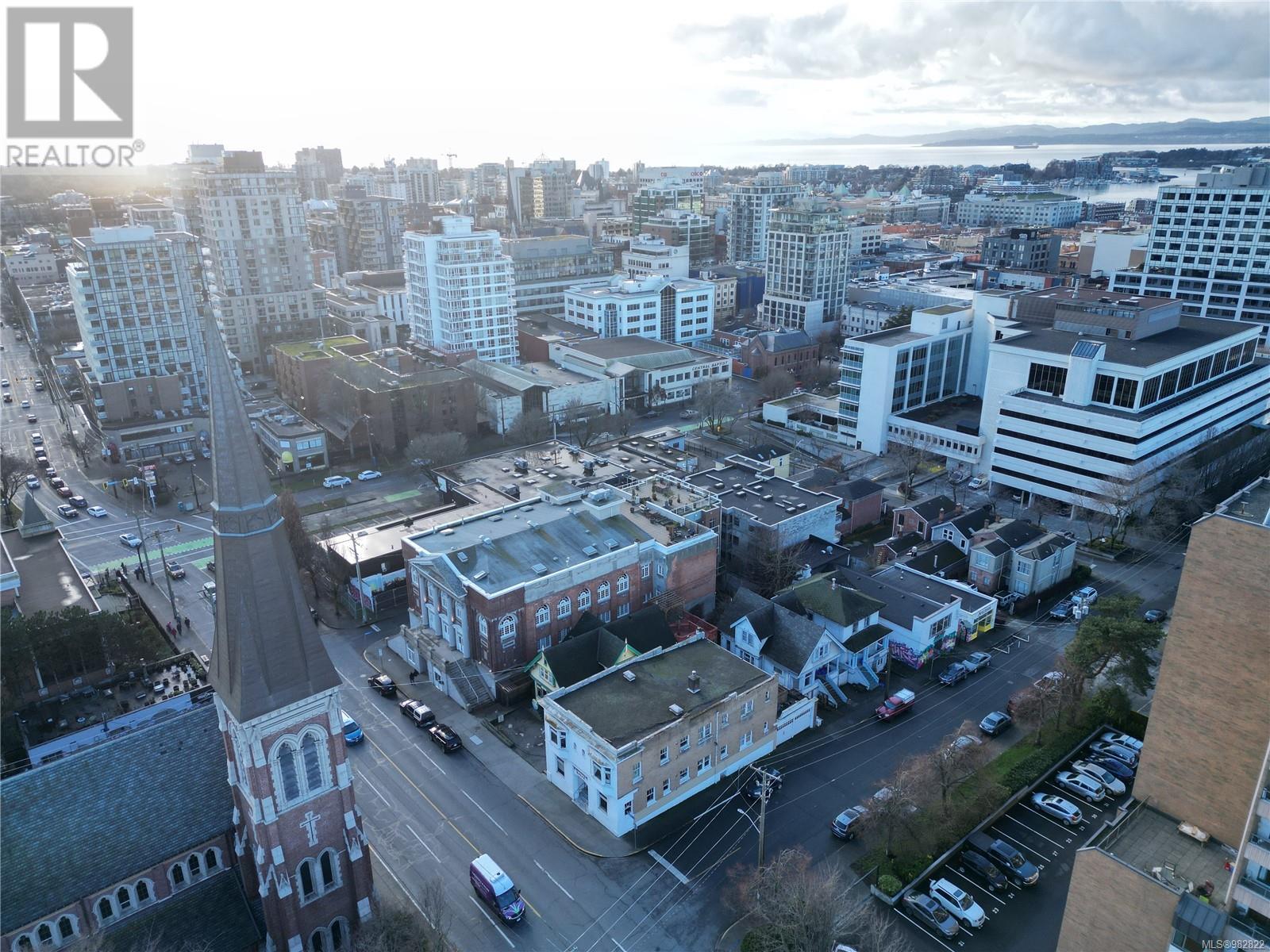 1612 Quadra St Property Photo 3
