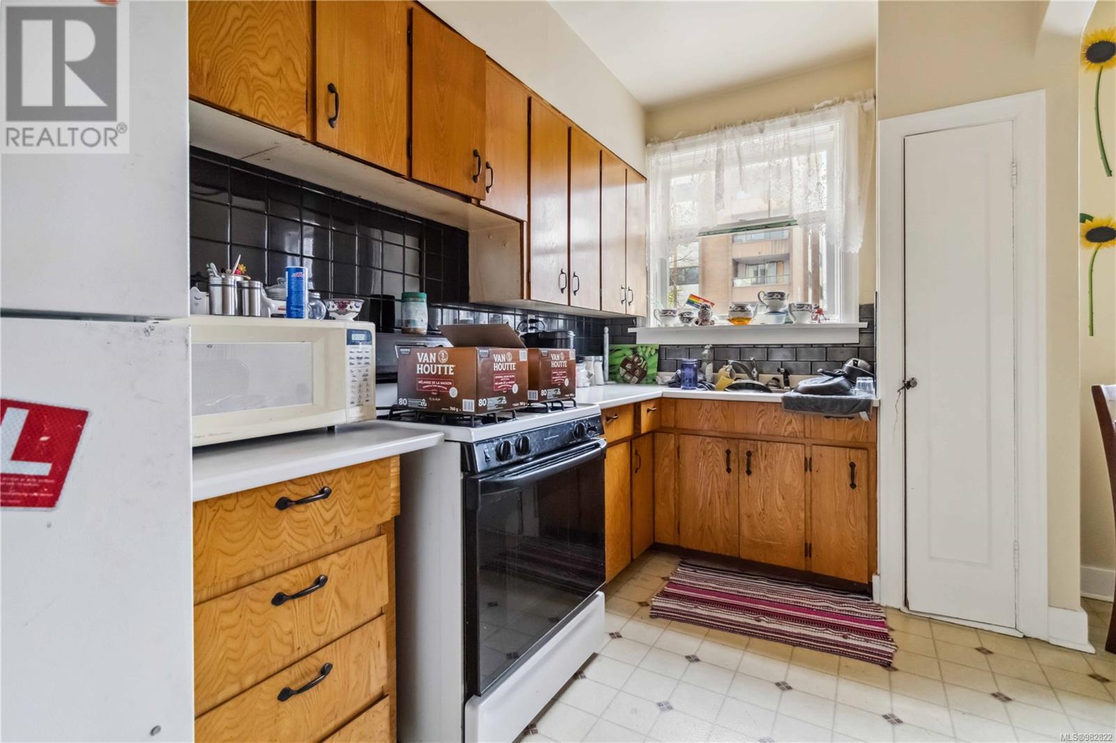 1612 Quadra St Property Photo 8