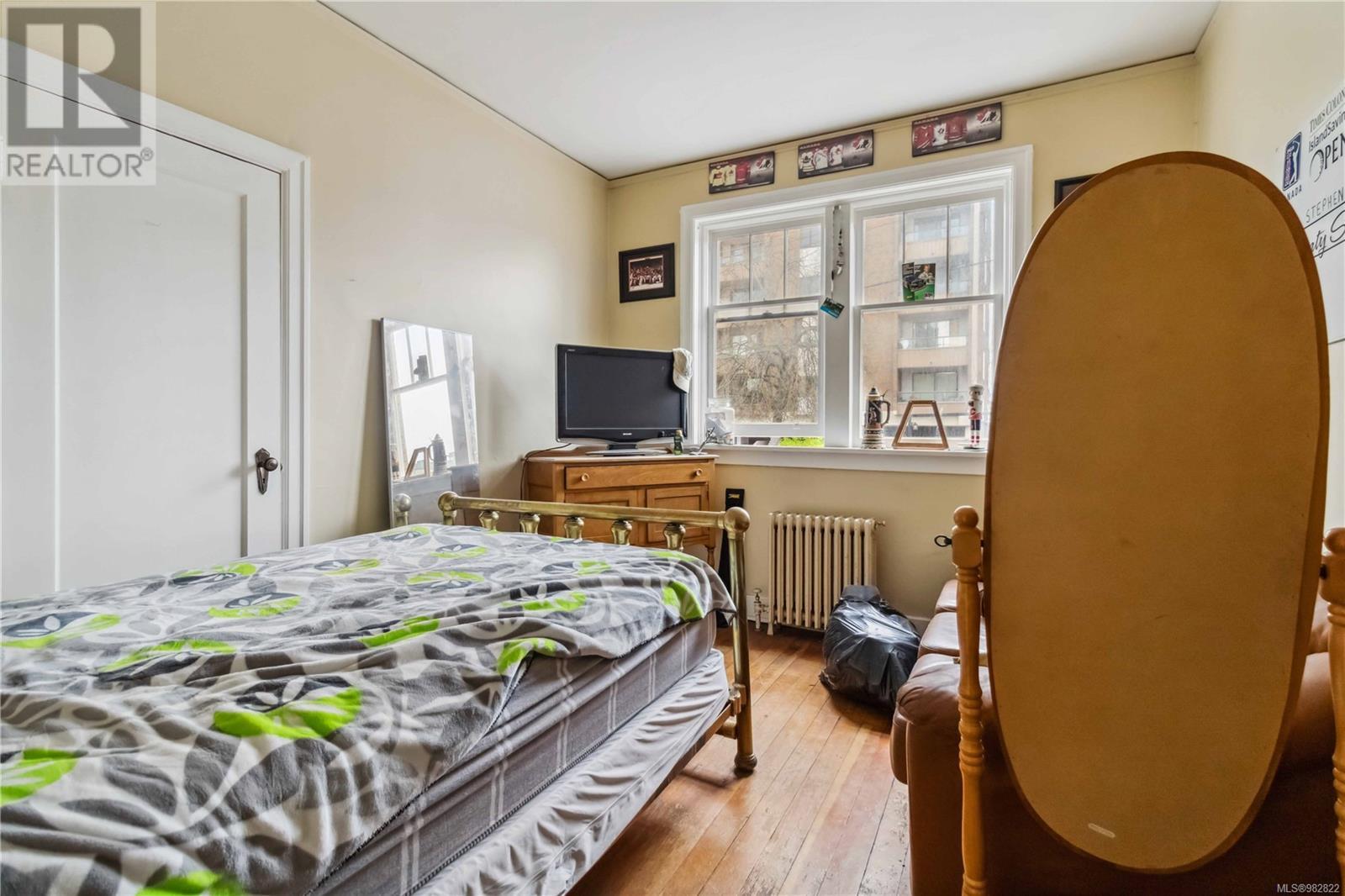 1612 Quadra St Property Photo 10