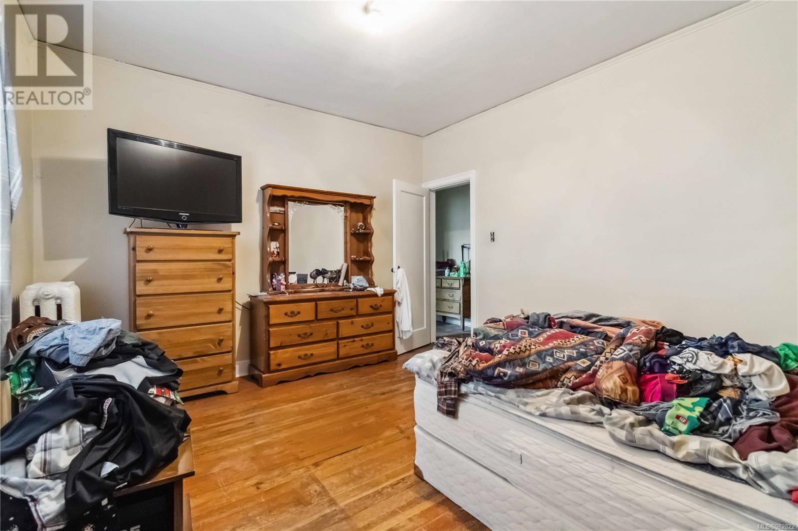 1612 Quadra St Property Photo 12