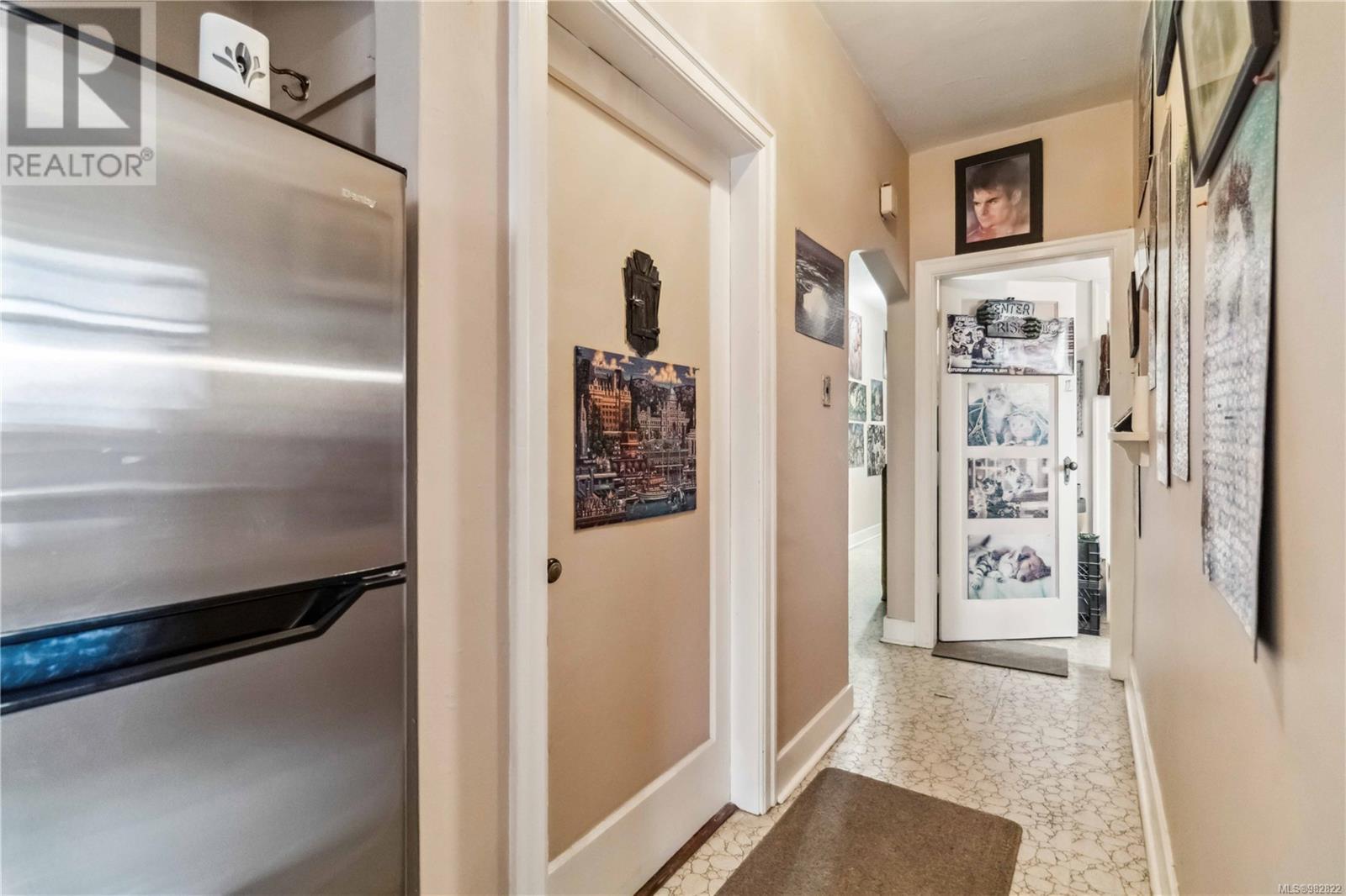 1612 Quadra St Property Photo 13