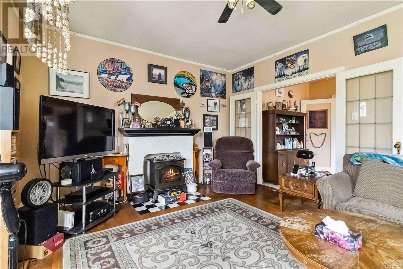 1612 Quadra St Property Photo 15