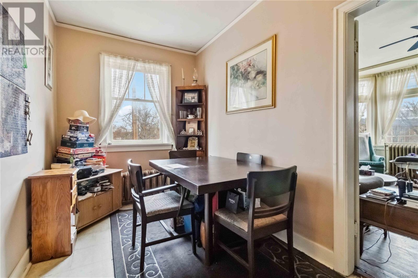 1612 Quadra St Property Photo 16