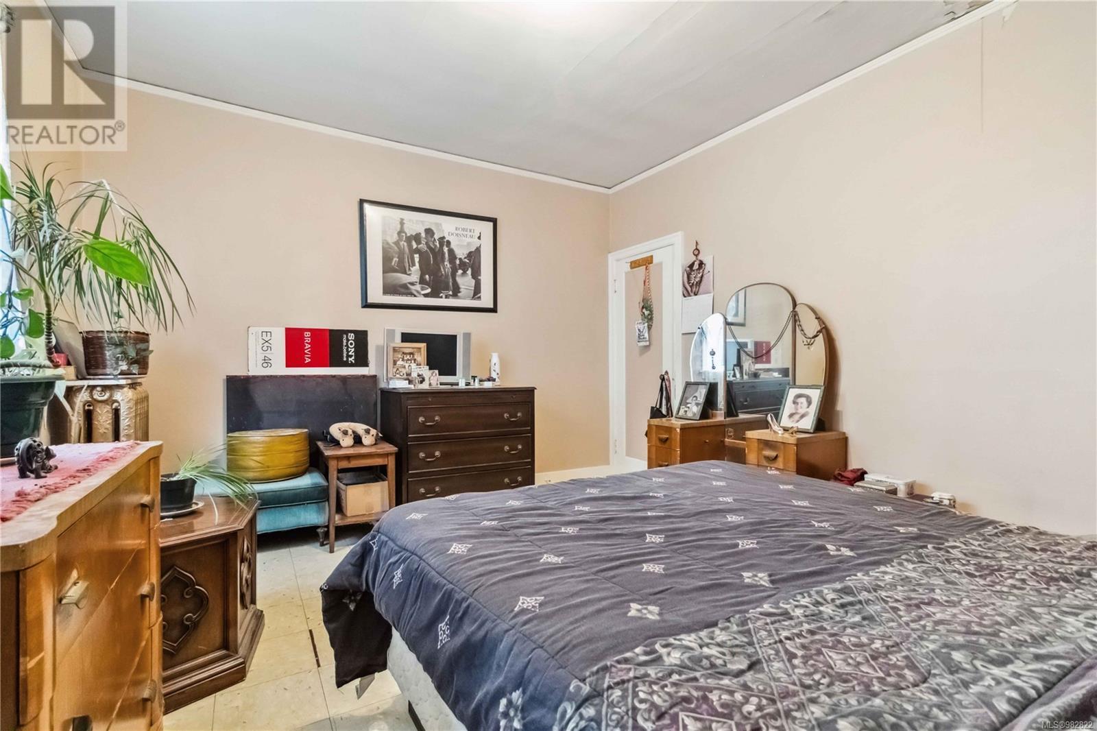1612 Quadra St Property Photo 18