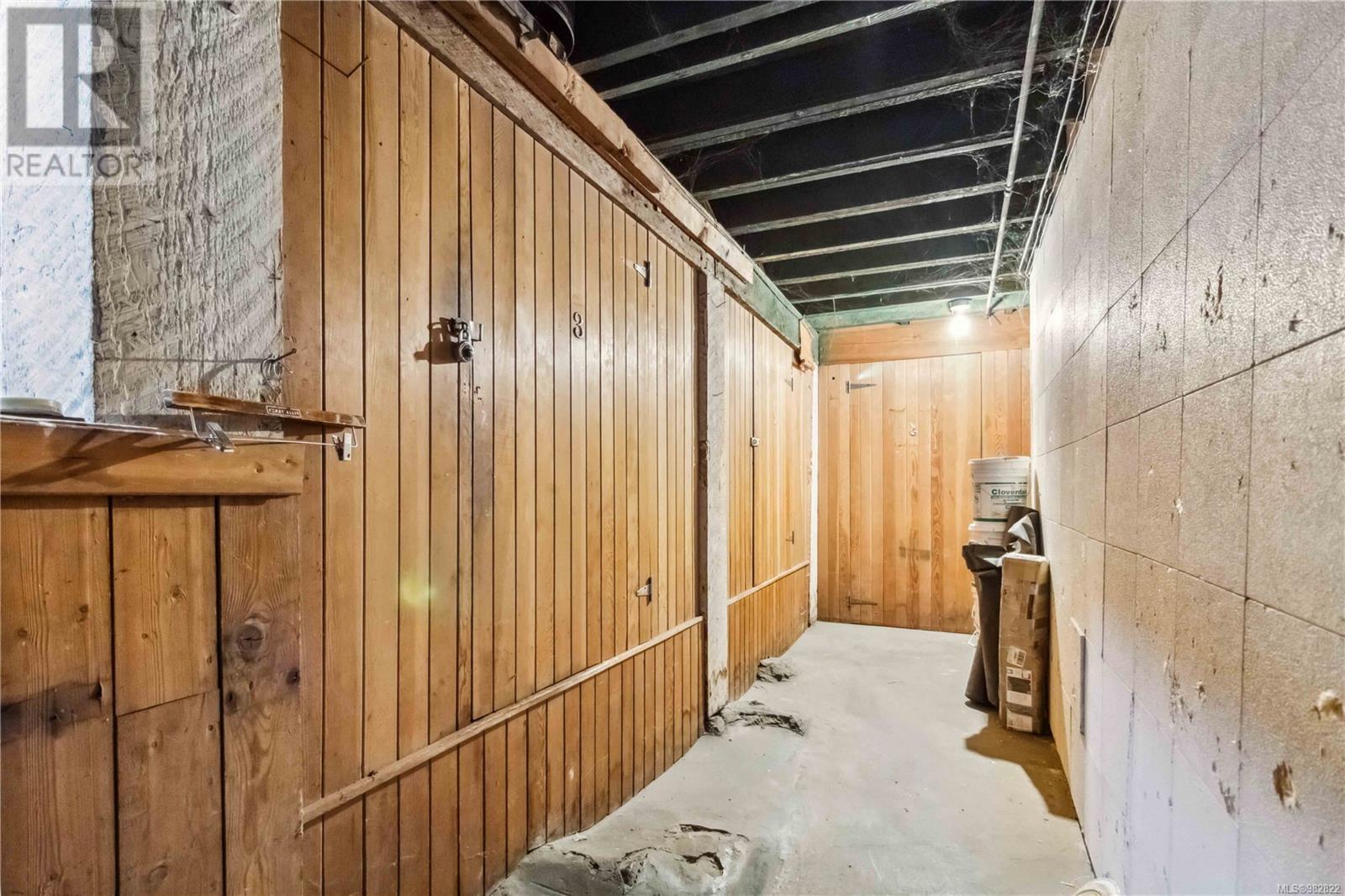 1612 Quadra St Property Photo 27