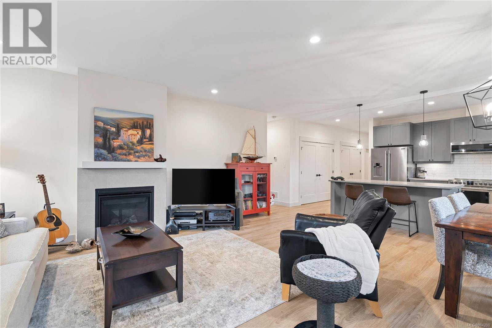 10 420 Cook St Property Photo 8