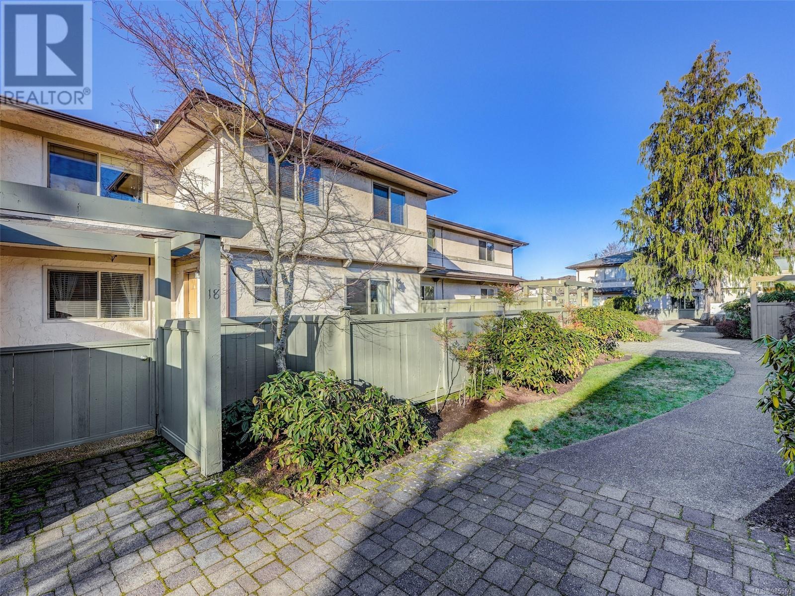 18 4061 Larchwood Dr Property Photo