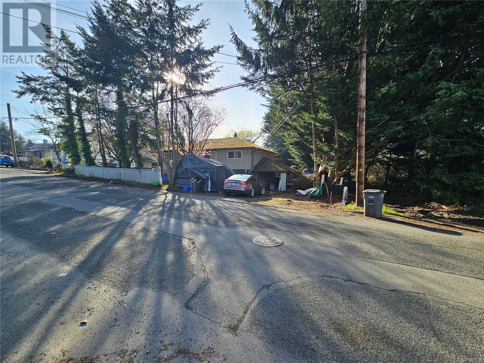 647 Ralph St Property Photo 4
