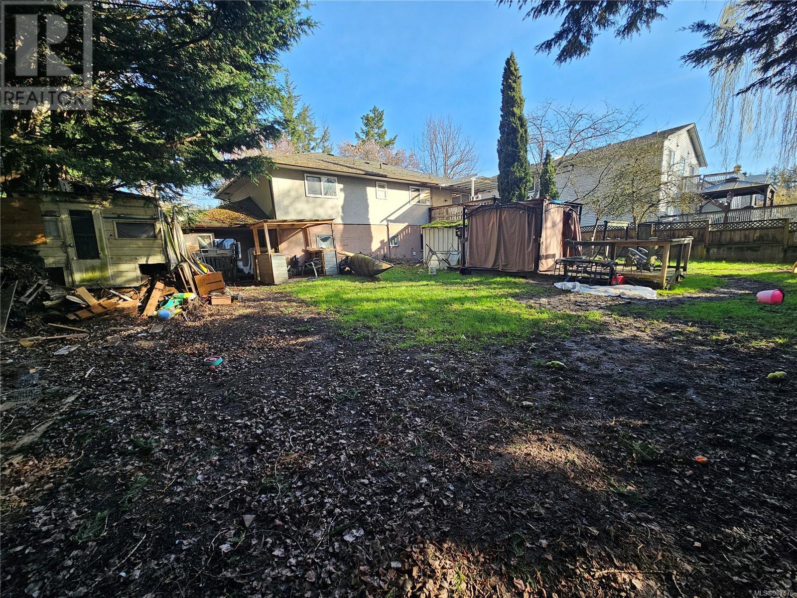 647 Ralph St Property Photo 6