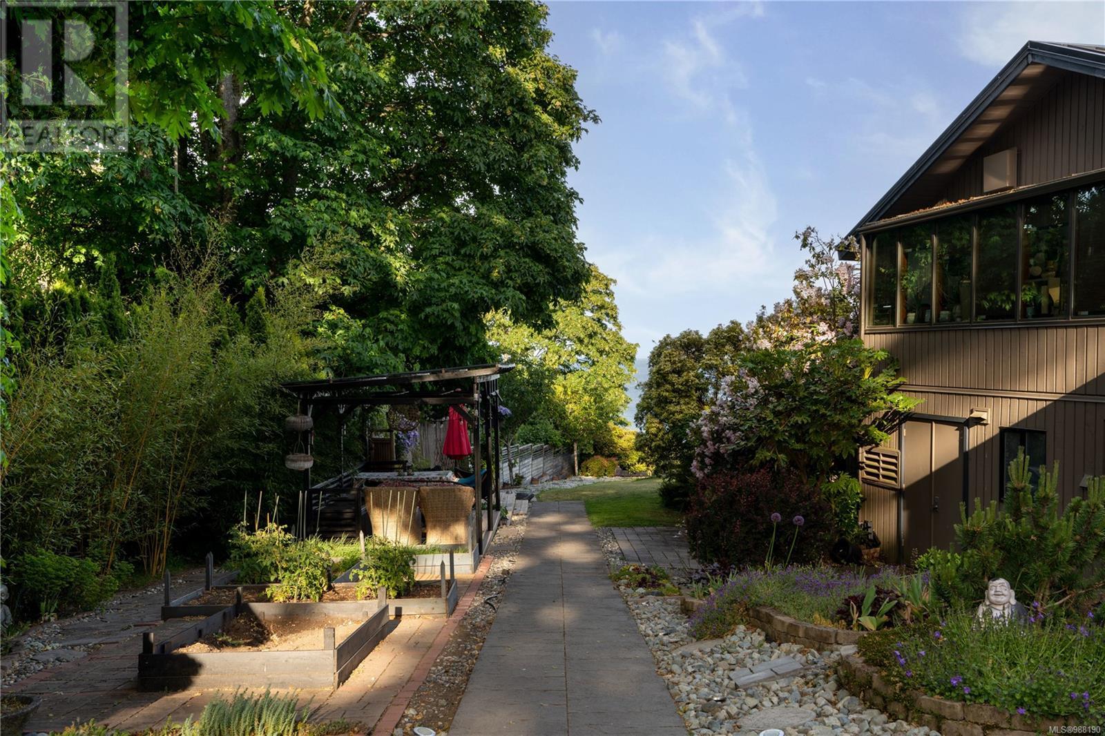 2220 Arbutus Rd Property Photo 14
