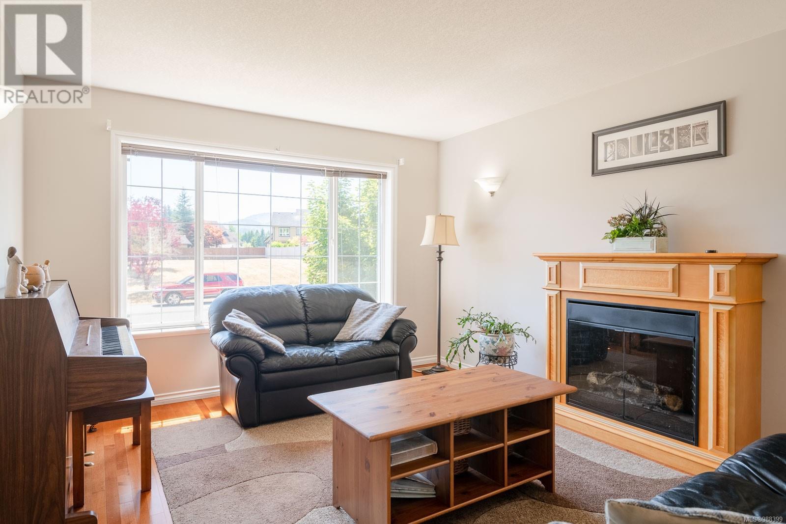 5575 Woodland Cres E Property Photo 5