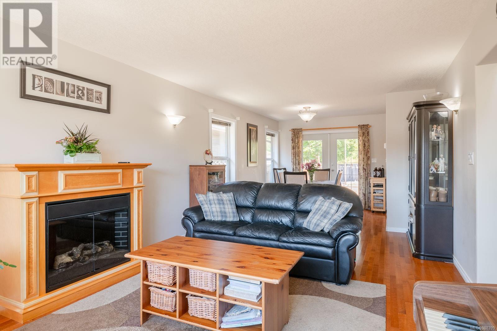 5575 Woodland Cres E Property Photo 7
