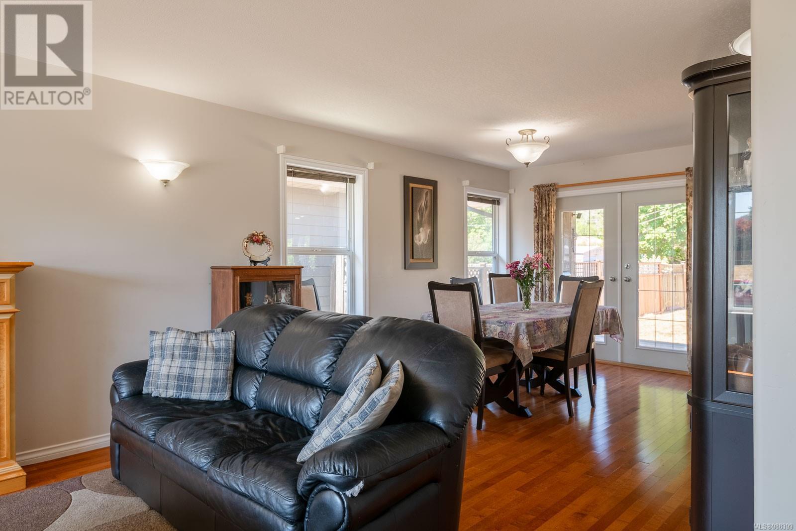 5575 Woodland Cres E Property Photo 9