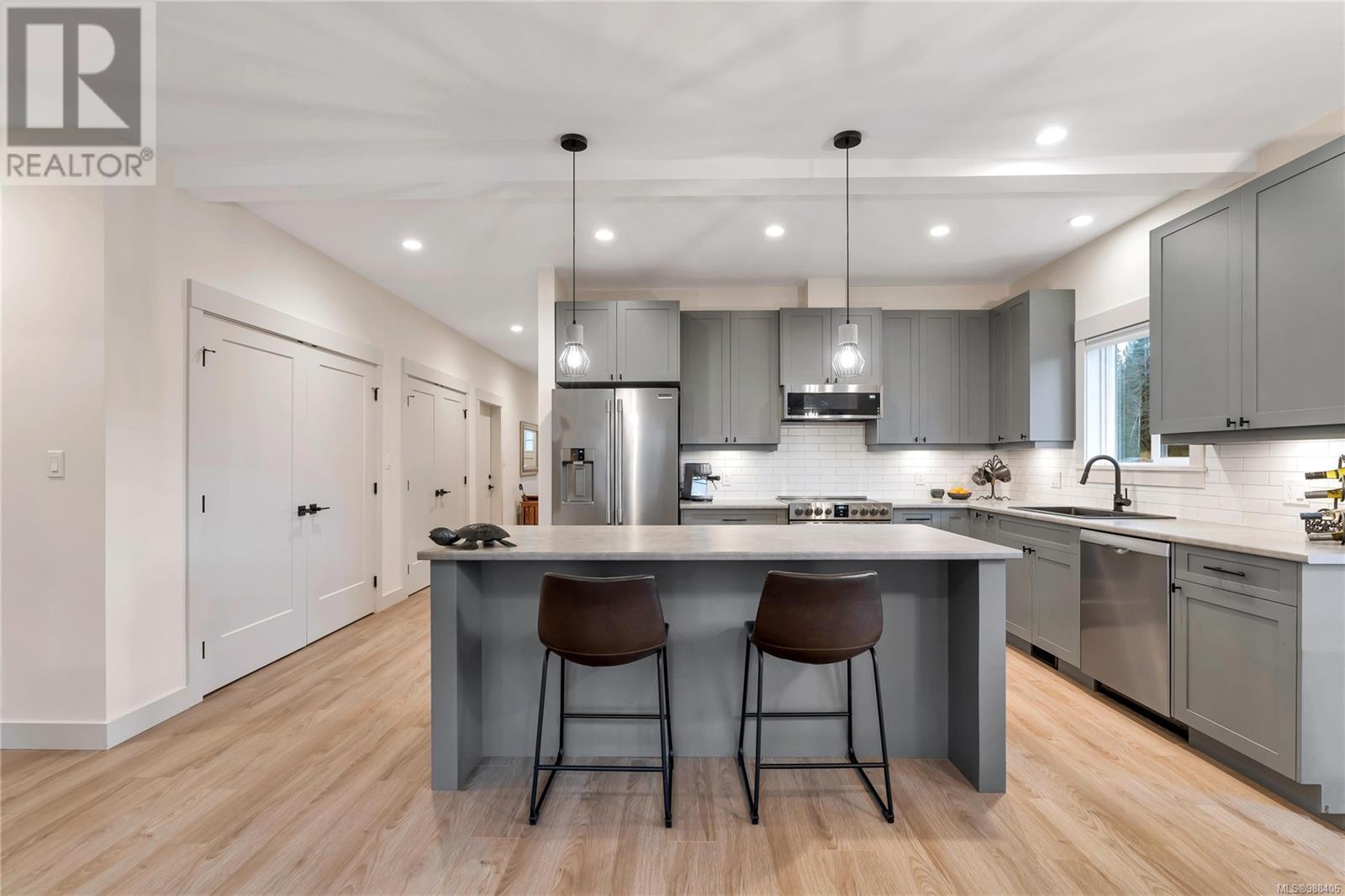 10 420 Cook St Property Photo 12