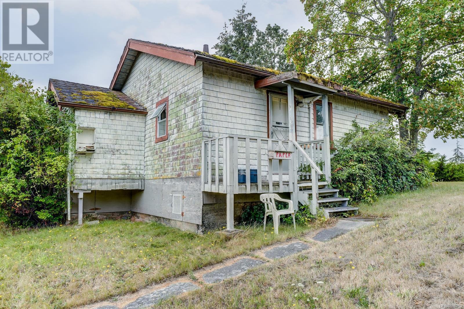 3927 Douglas St Property Photo 1