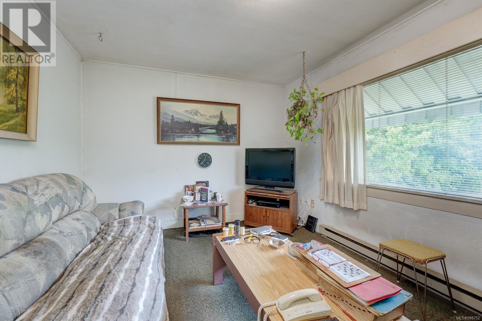 3927 Douglas St Property Photo 4