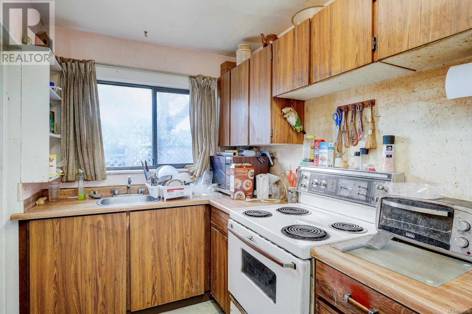 3927 Douglas St Property Photo 5