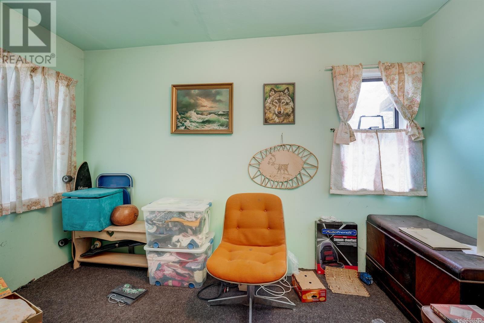 3927 Douglas St Property Photo 10
