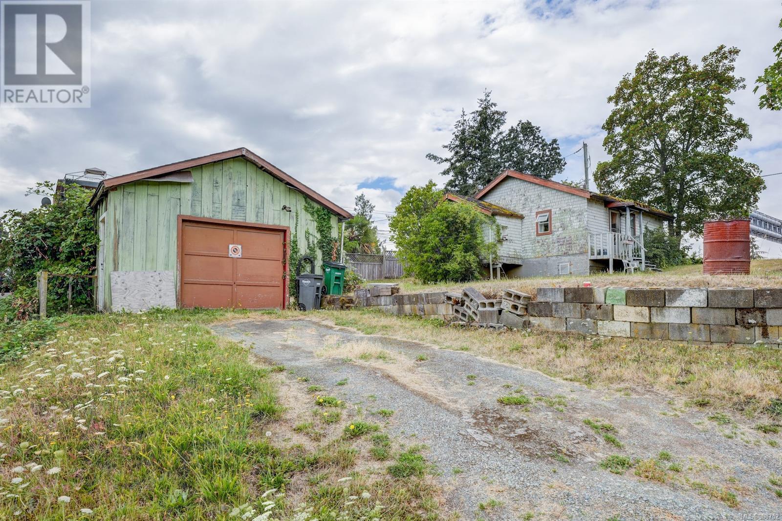 3927 Douglas St Property Photo 11