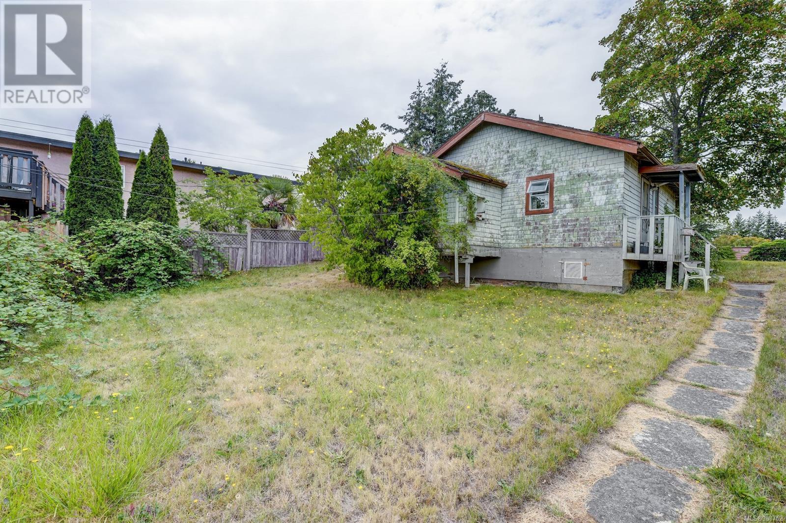 3927 Douglas St Property Photo 12
