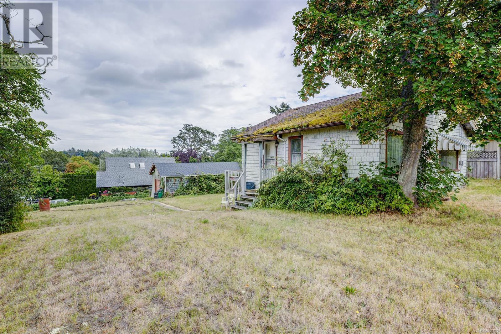 3927 Douglas St Property Photo 13