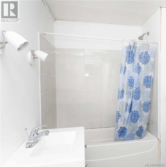 674 Farquhar St Property Photo 6