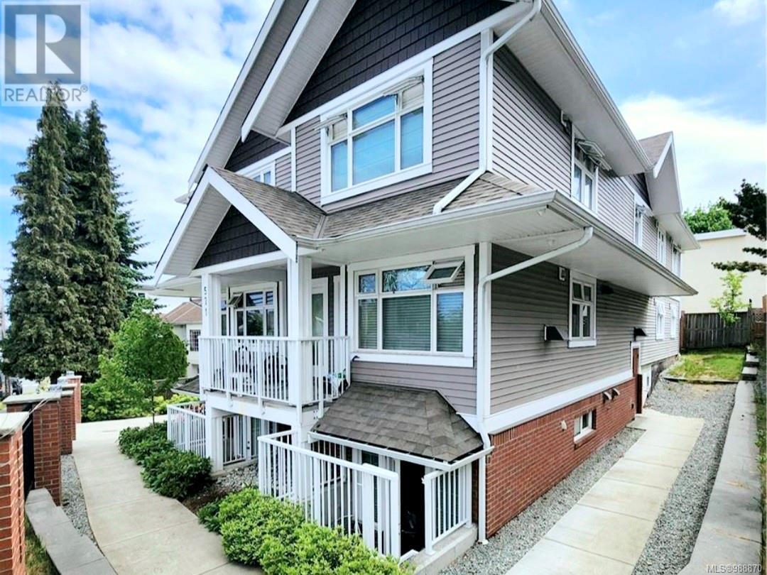 571 Albert St Property Photo 3