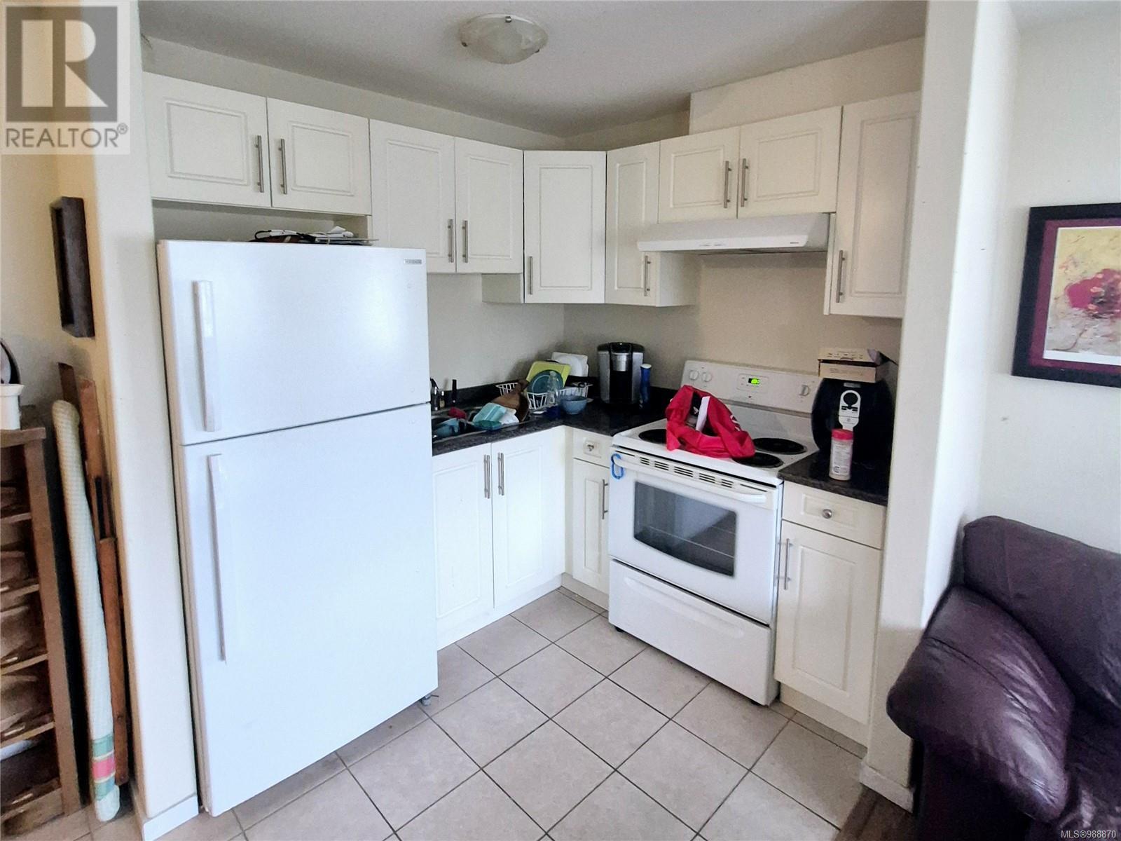 571 Albert St Property Photo 6