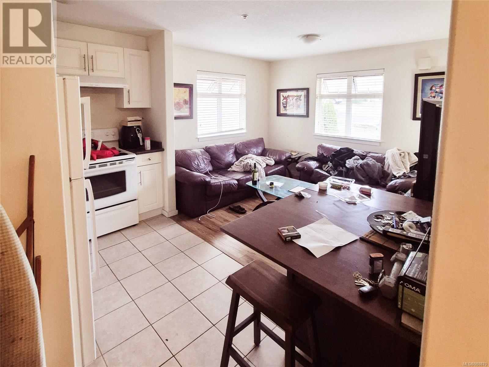 571 Albert St Property Photo 7