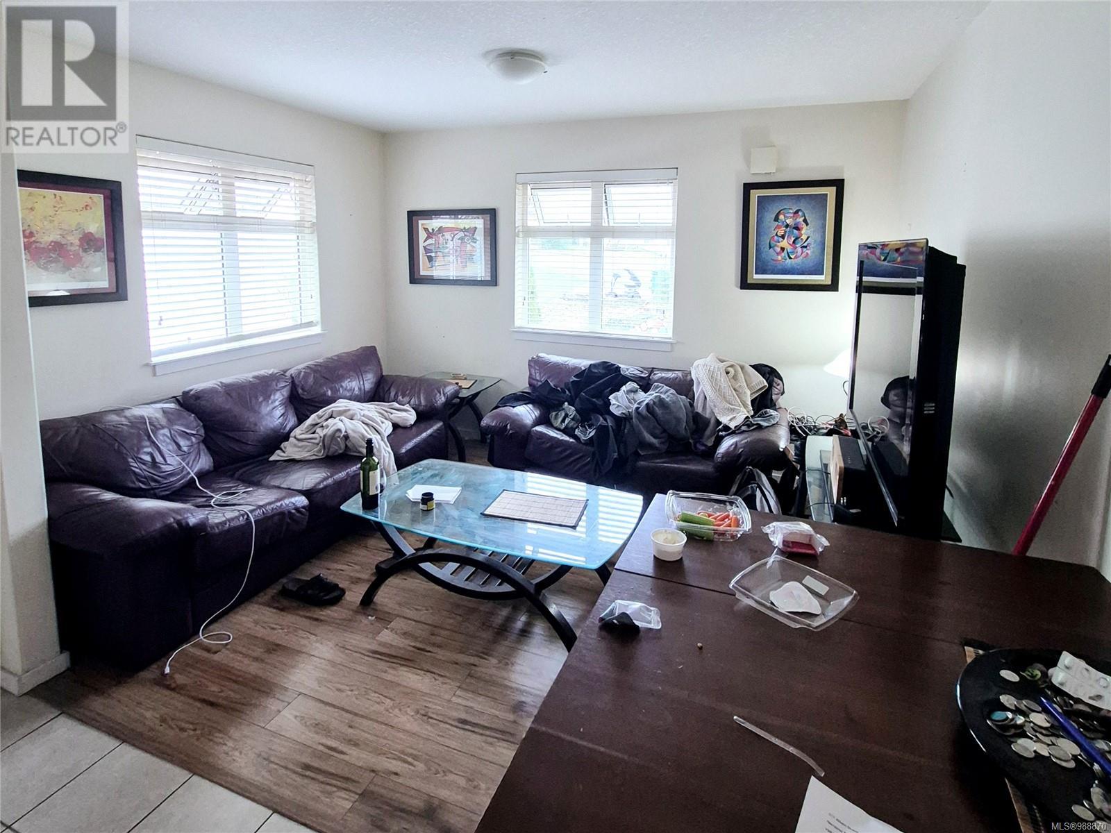 571 Albert St Property Photo 8