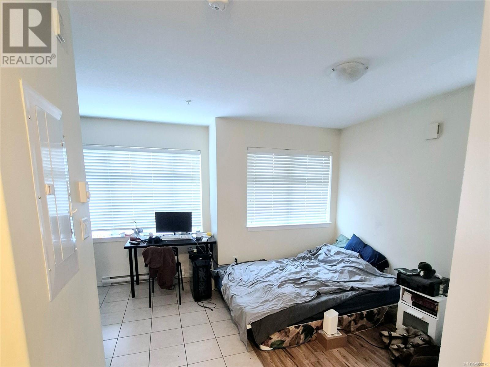 571 Albert St Property Photo 9
