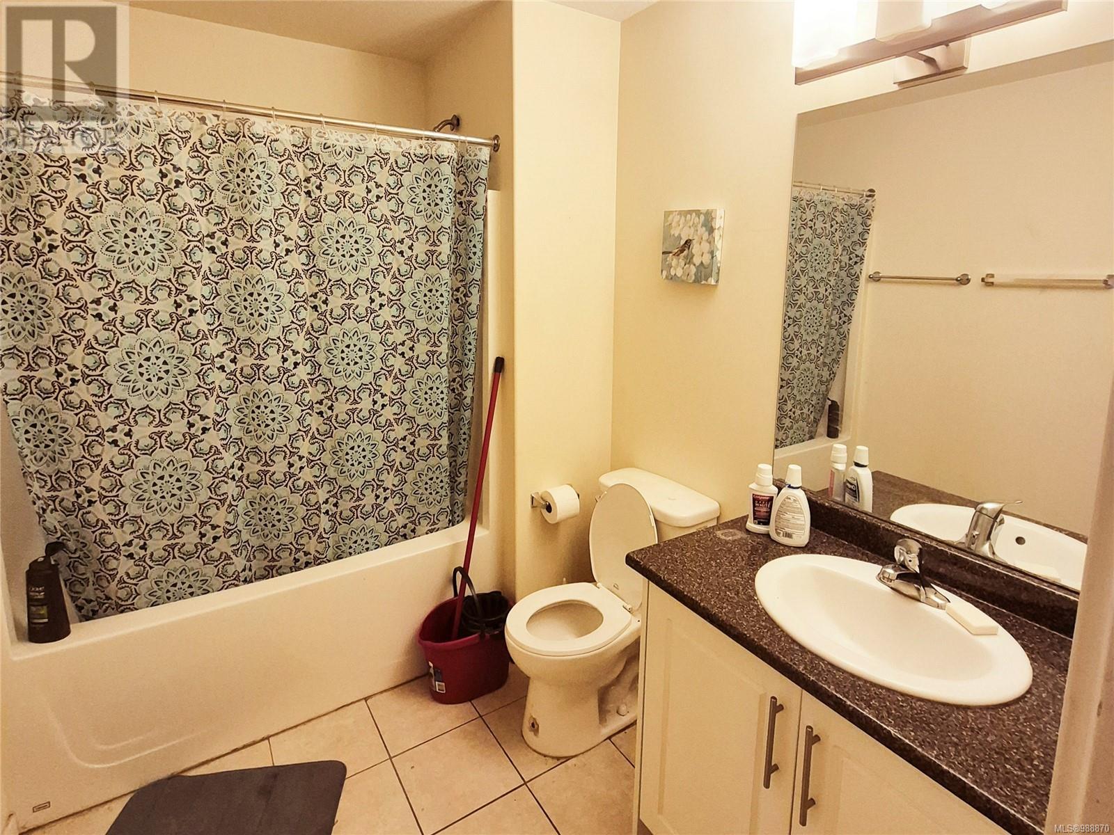 571 Albert St Property Photo 10