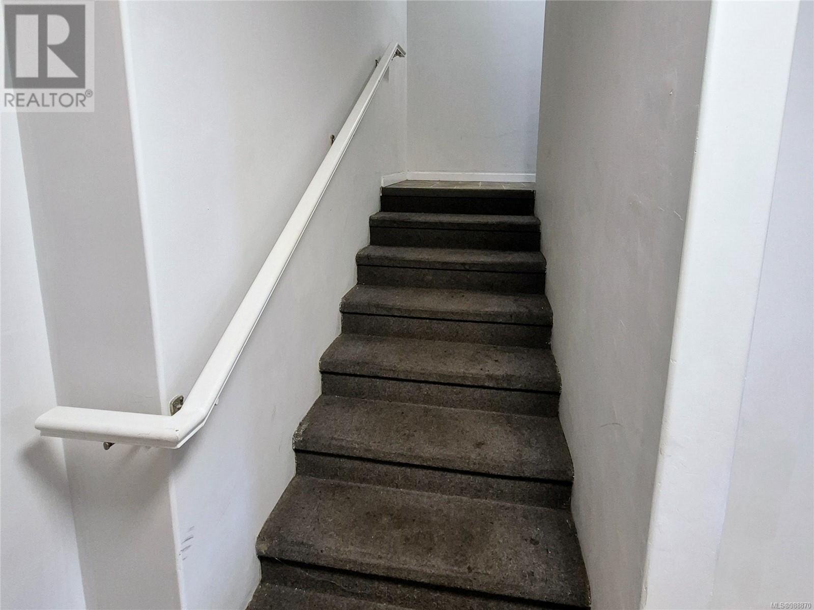 571 Albert St Property Photo 12