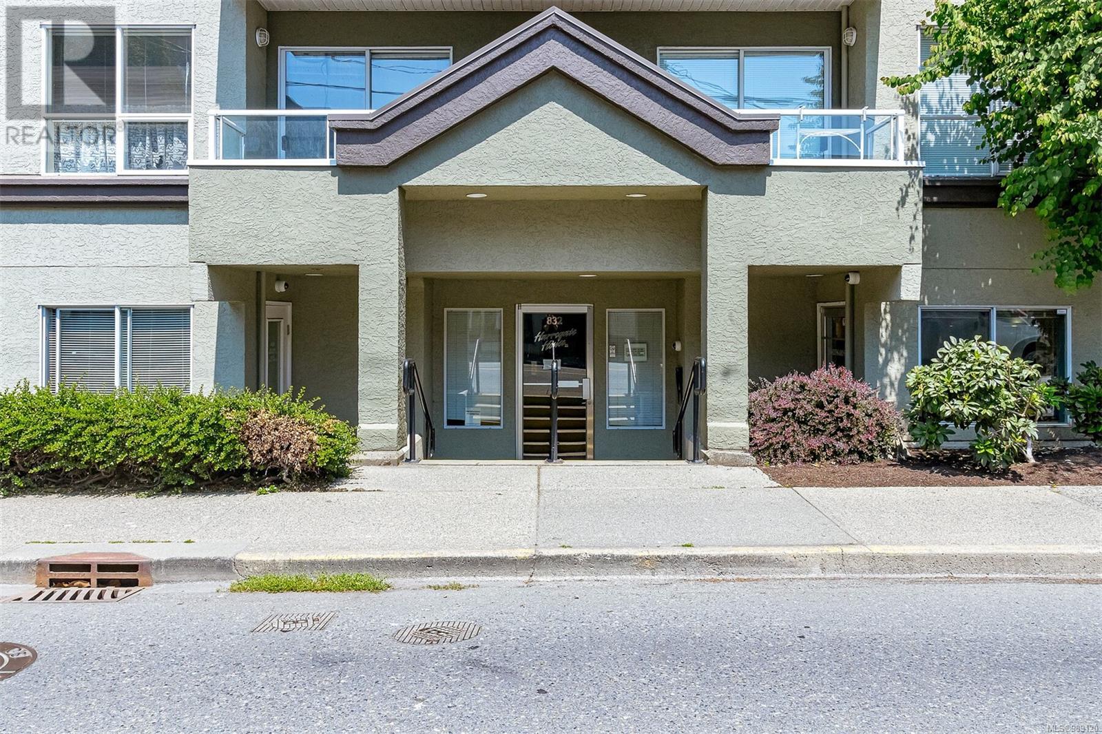 102 & 103 832 Fisgard St Property Photo 3
