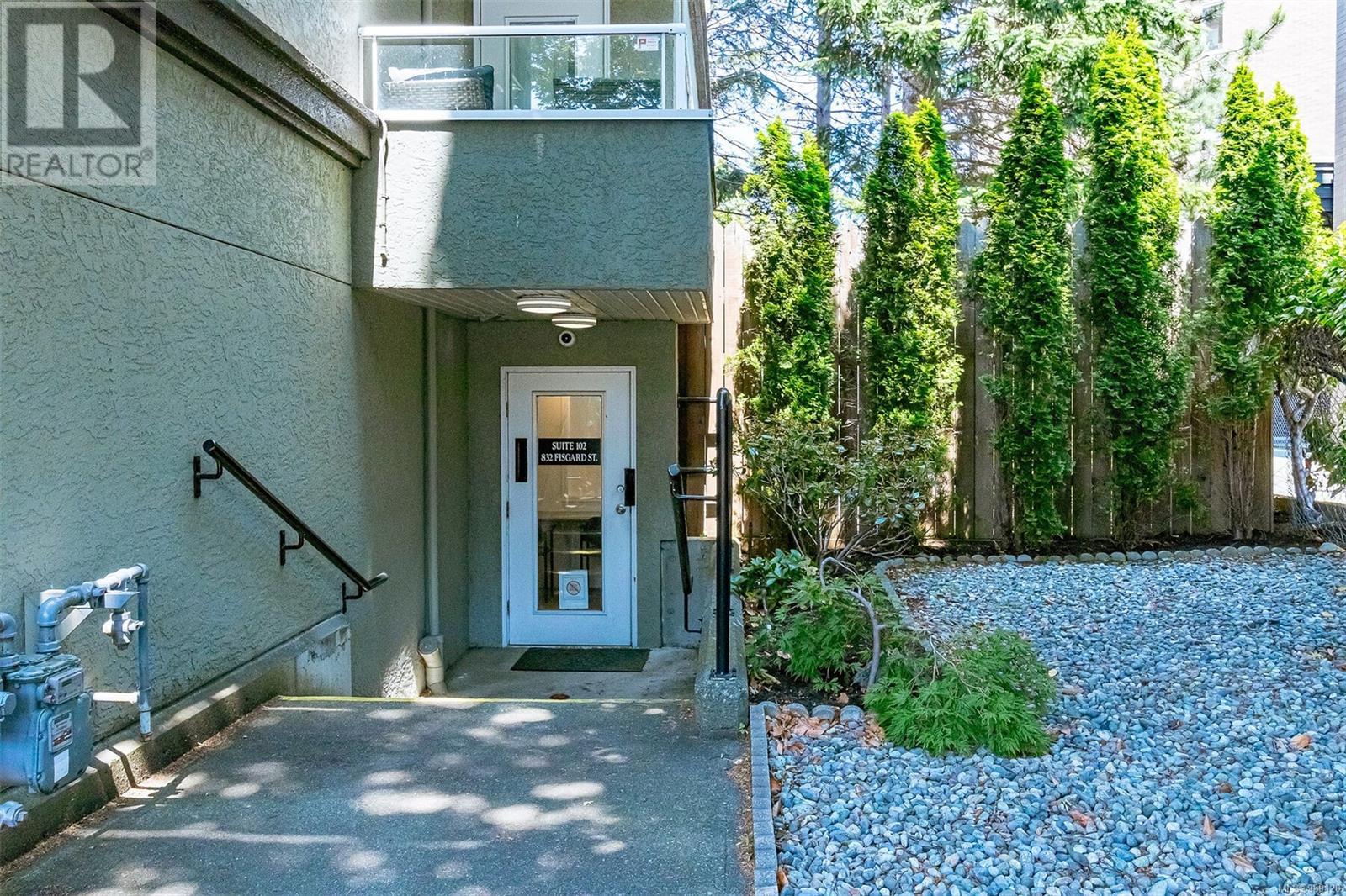 102 & 103 832 Fisgard St Property Photo 4