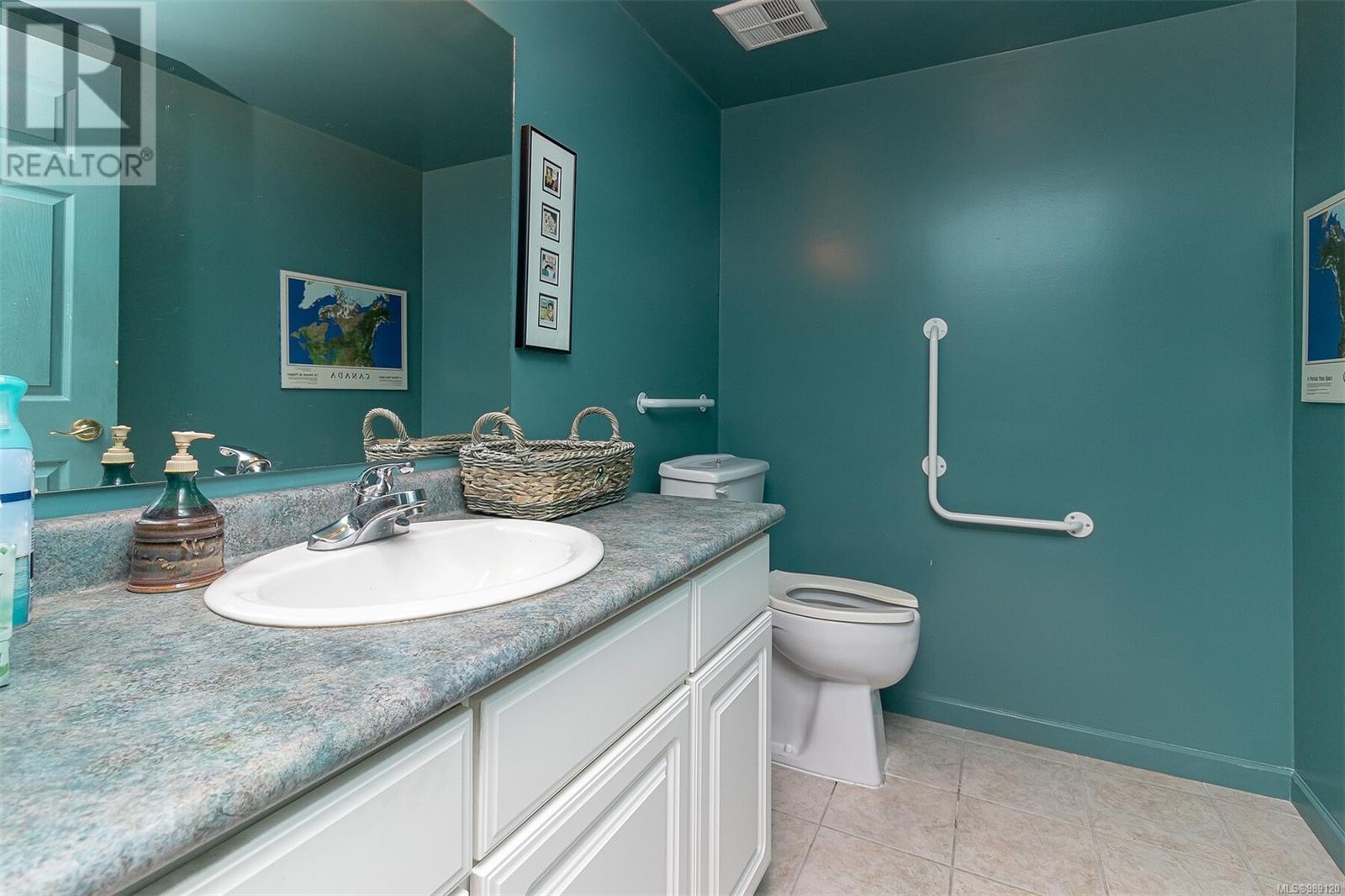 102 & 103 832 Fisgard St Property Photo 40