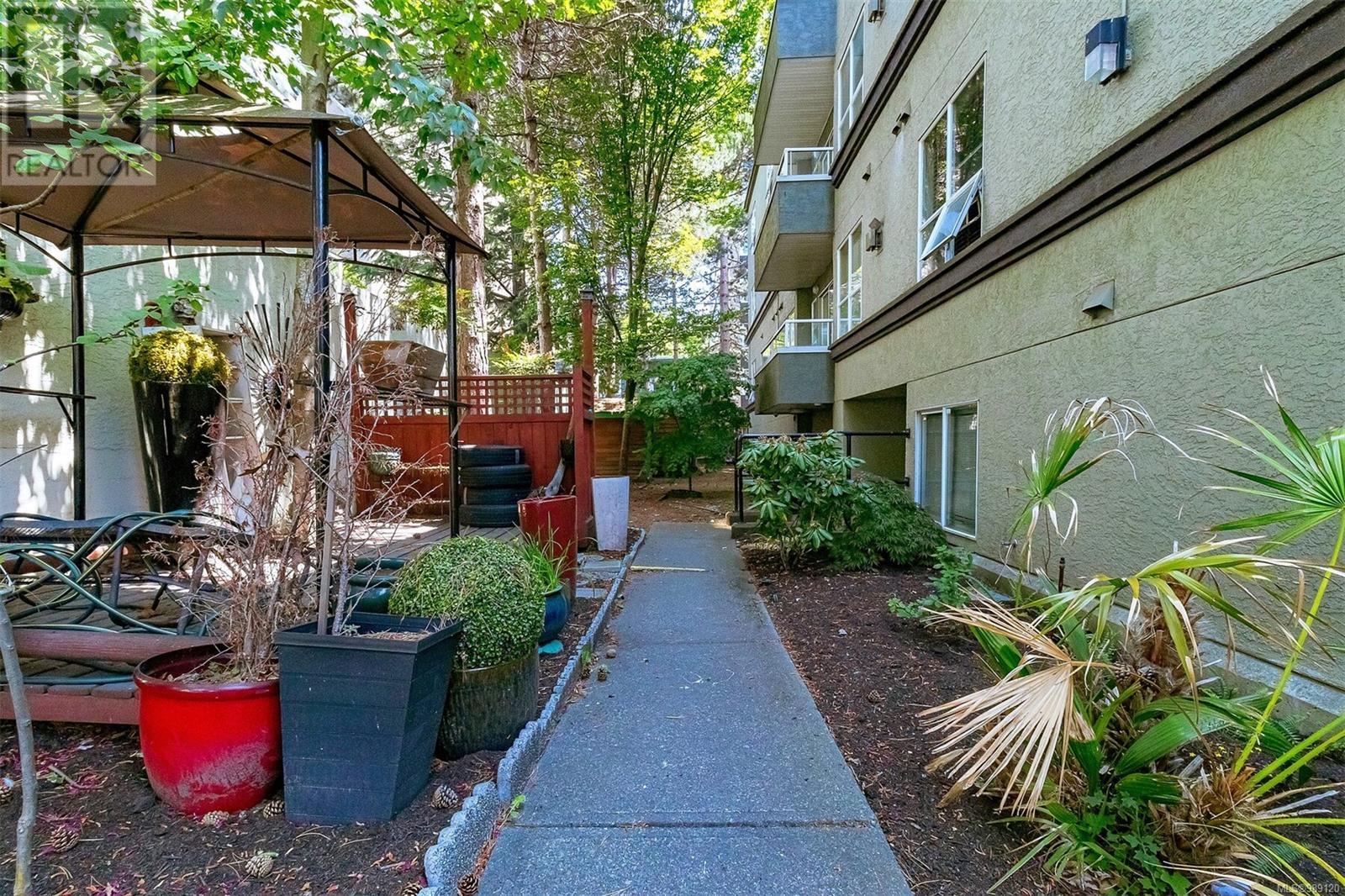 102 & 103 832 Fisgard St Property Photo 43