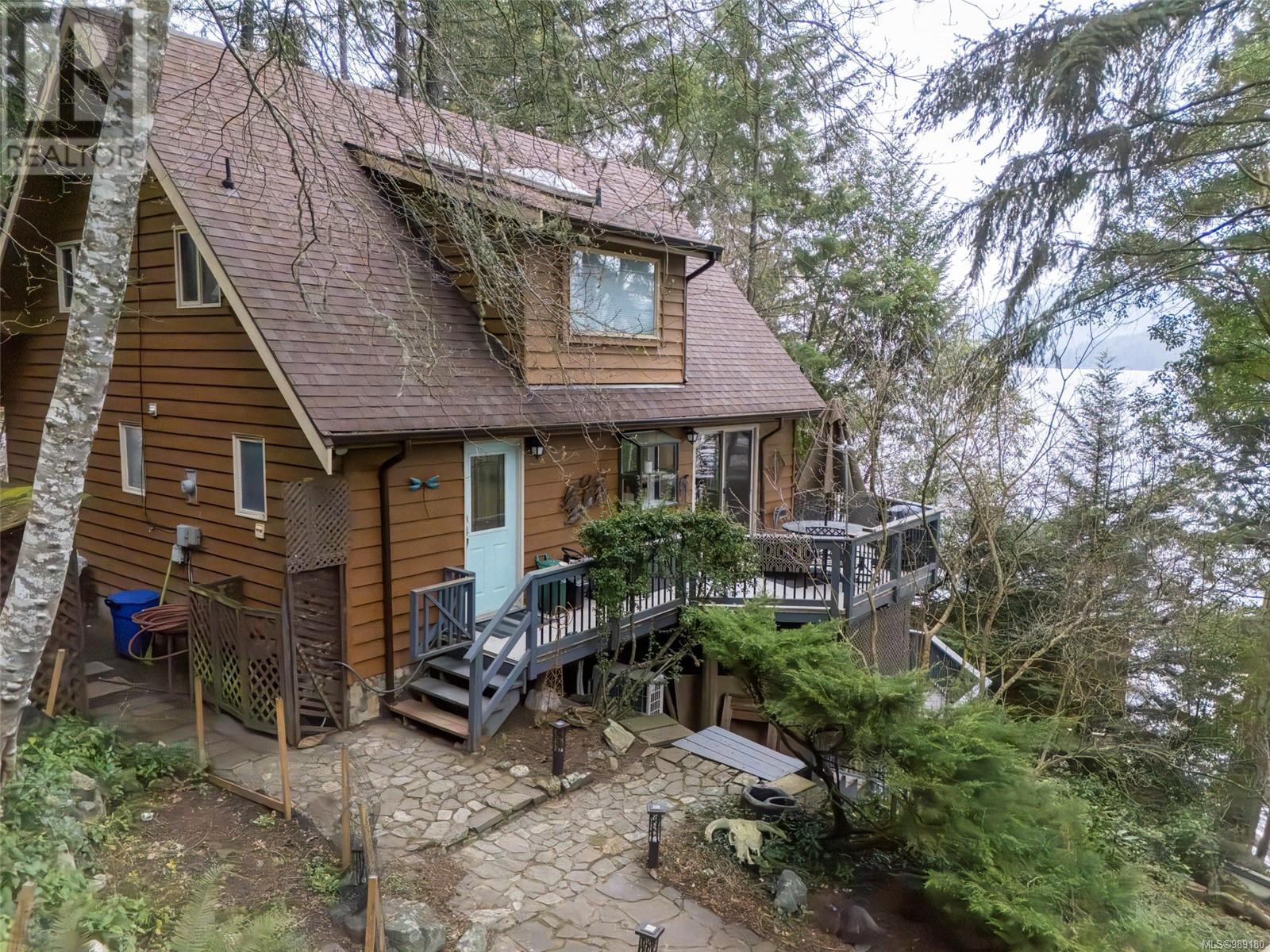 694 Arbutus Ave Property Photo