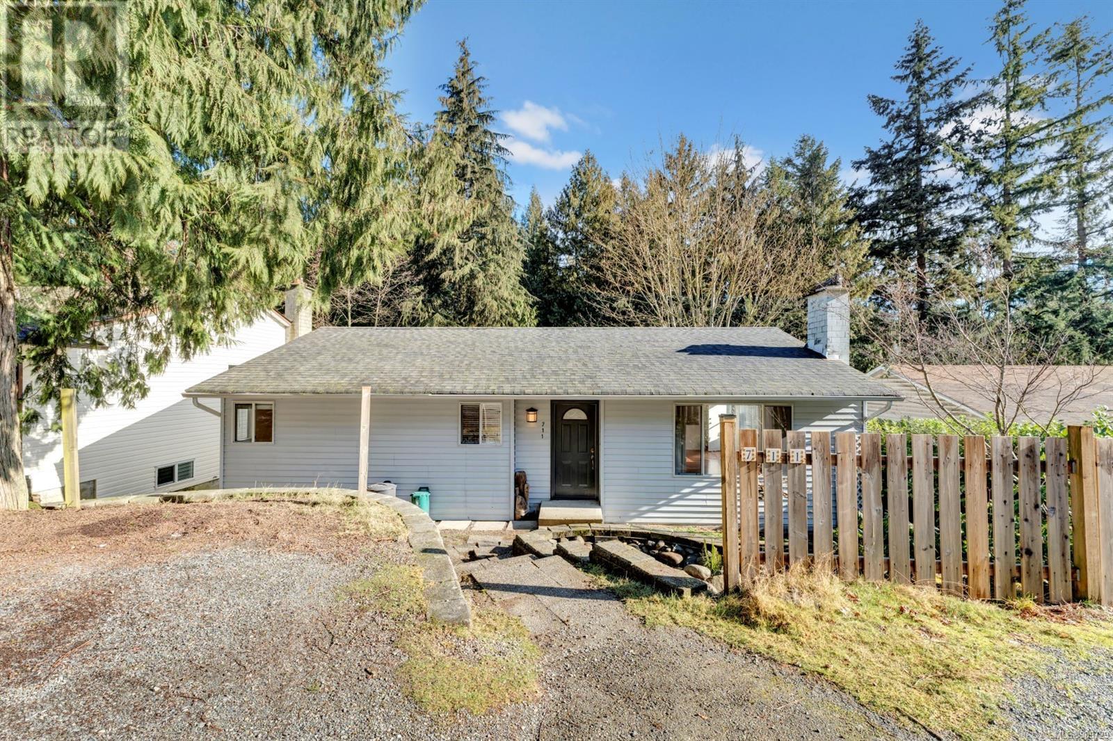 711 Starling Pl Property Photo 2