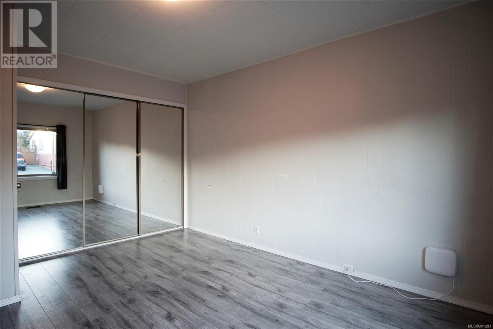 18 Gillespie St S Property Photo 9