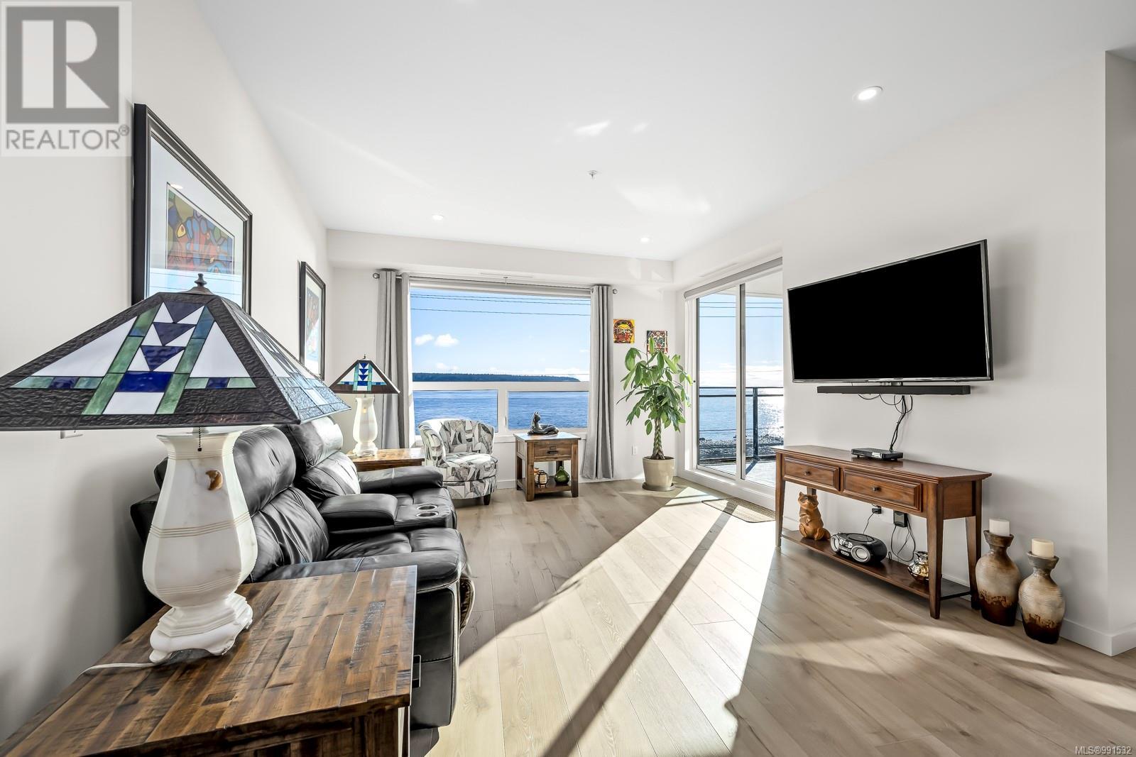 536 Island Highway #301 Property Photo 6