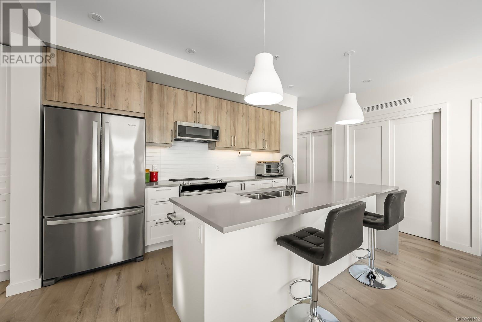 536 Island Highway #301 Property Photo 11