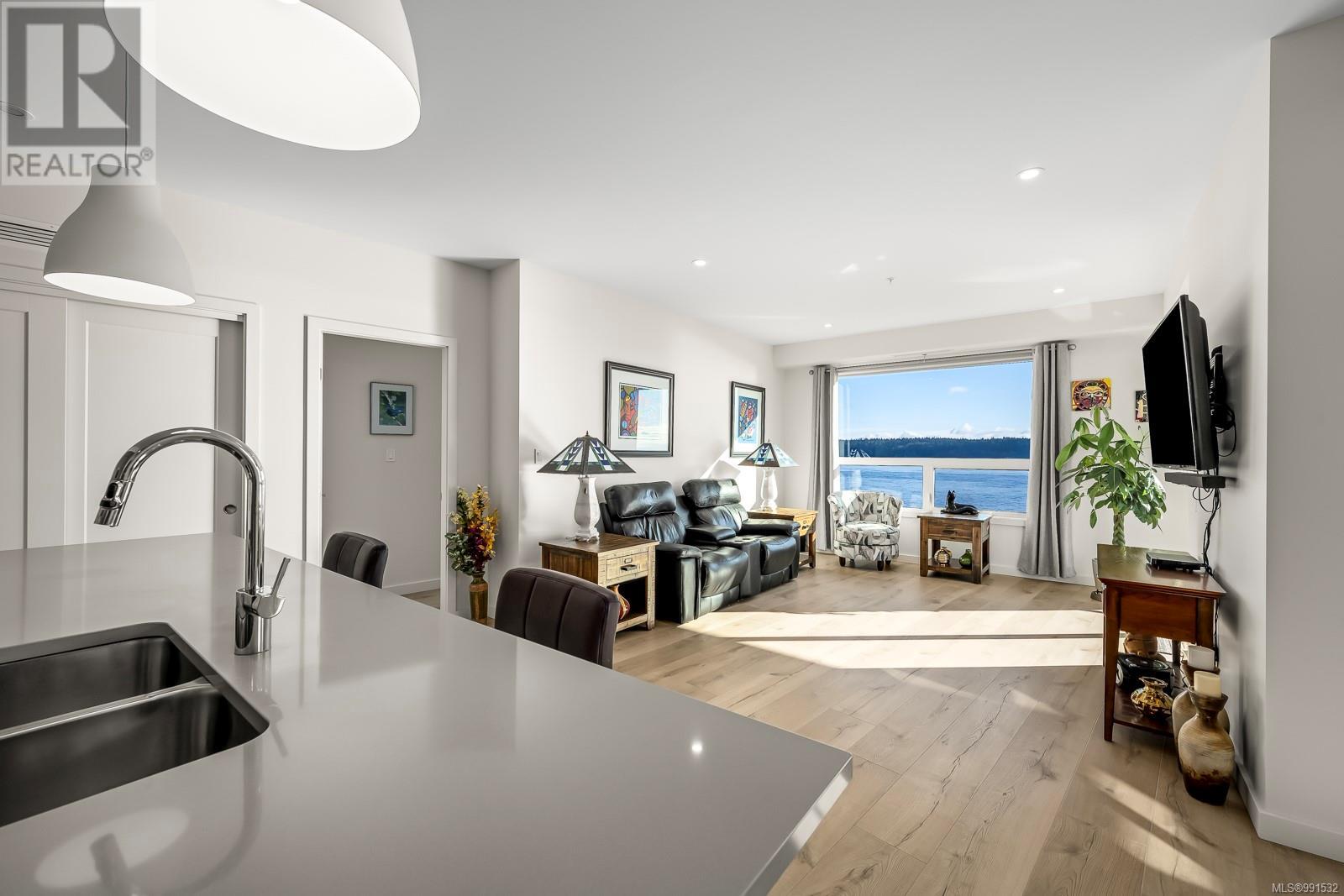 536 Island Highway #301 Property Photo 14