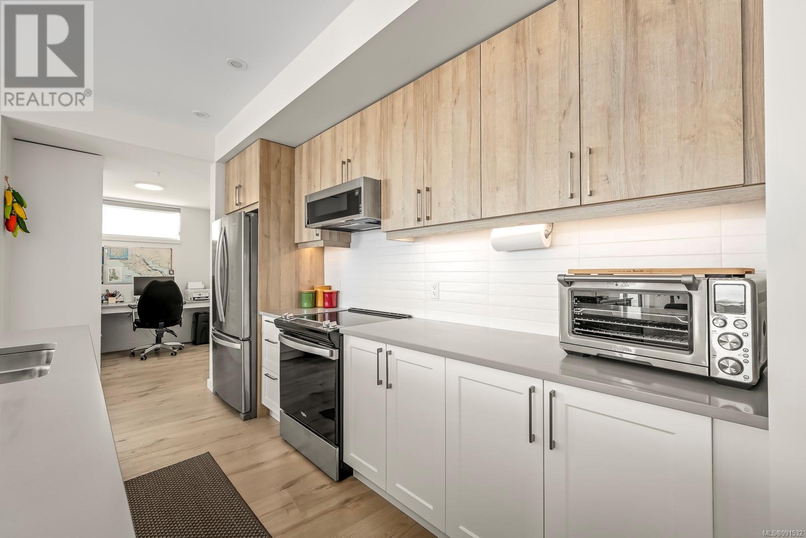 536 Island Highway #301 Property Photo 16