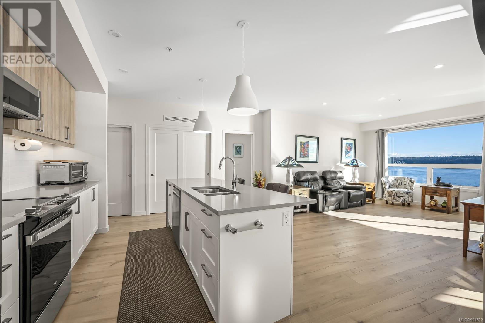 536 Island Highway #301 Property Photo 17