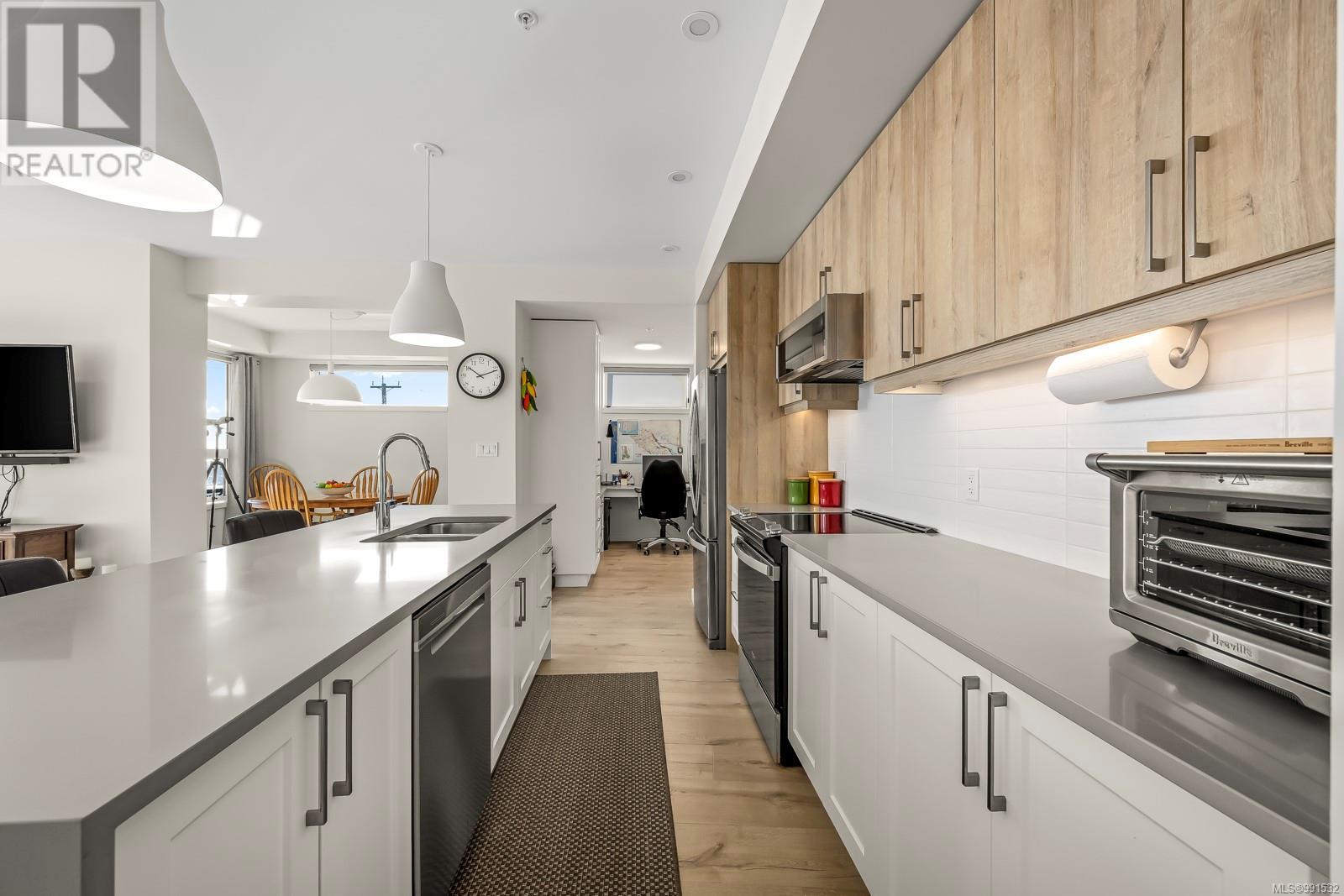 536 Island Highway #301 Property Photo 18