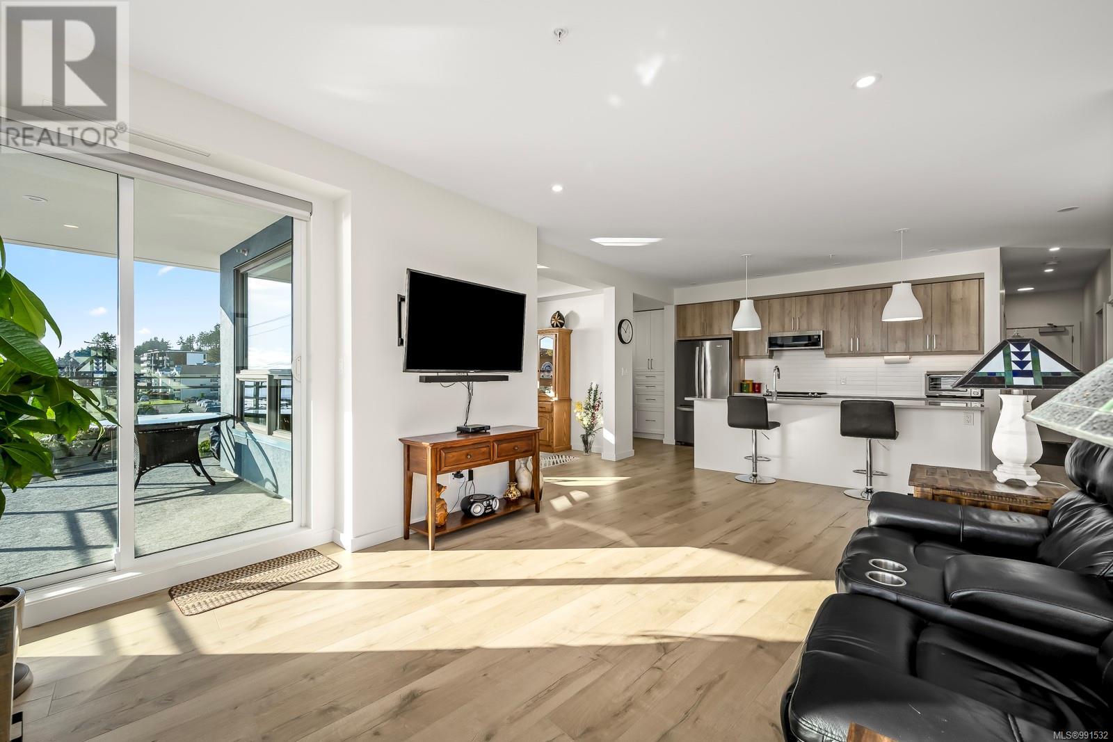 536 Island Highway #301 Property Photo 22